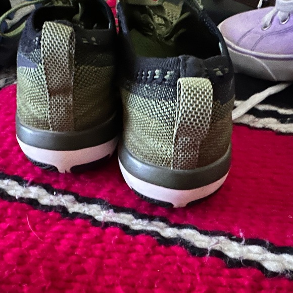 Beautiful runners in color military green in size 6 - Picture 5 of 7